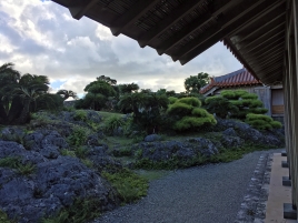 琉球石灰岩の庭園。沖縄らしいお庭です。 琉球石灰岩の庭園。沖縄らしいお庭です。