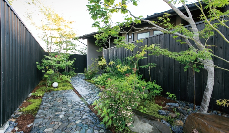 庭蒼で施工した長野県伊那市のカフェの庭